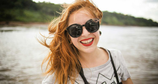 Model of a set of three teeth. One of the teeth has been restored with dentures. In the dental lounge you can get advice on dentures in Zurich-Enge.