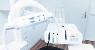 Medizinische Geräte beim Zahnarzt Zürich in der Zahnlounge in Enge. Zuverlässiger Zahnarzt für Zahnersatz, Veneers, Behandlung von Zahnschmerzen.