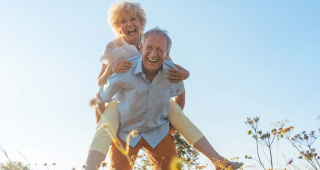 Paar mit intakter Mundgesundheit Auch im Alter ist Mundgesundheit sehr wichtig. Paar im besten Alter ist gesund und glücklich durch Mundgesundheit