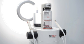 Zur Zahnreinigung in Zürich-Enge gehört die Behandlung mit AIRFLOW® Zur Zahnreinigung in Zürich-Enge gehört die Behandlung mit AIRFLOW®