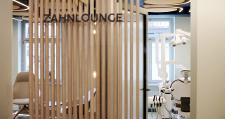 Behandlungsraum der Zahnlounge in welchem Zahnreinigung in Zürich-Enge angeboten wird Einblick in einen Behandlungsraum der Zahnlounge in welchem Zahnreinigung in Zürich-Enge angeboten wird