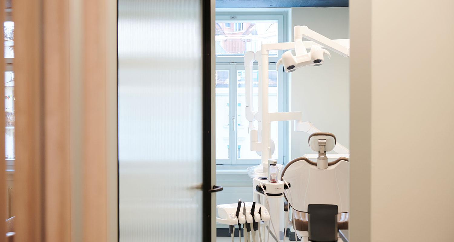 Blick in ein Behandlungszimmer Zahnarzt Zürich mit Stuhl und Dentalgeräten. In der Zahnlounge in Zürich-Enge behandelt schnell und sehr zuverlässig sie Dr. med. Cornelia Katumba.
