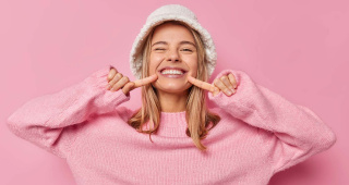 Frau mit intakter Mundgesundheit Strahlendes Lächeln und gesunde Zähne dank intakter Mundgesundheit