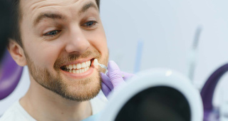 Ein Mann bei einer Untersuchung vor dem Bleaching in Zürich-Enge Ein Mann bei einer Untersuchung vor dem Bleaching in Zürich-Enge