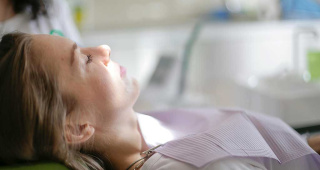 Patient in the dental lounge in Zurich-Enge undergoing nitrous oxide sedation. Gentle nitrous oxide treatment allows dental procedures to be performed without the patient feeling fear or stress.