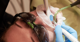 Gentle dental cleaning, dental hygiene according to Guided Biofilm Therapy in the dental lounge Zurich