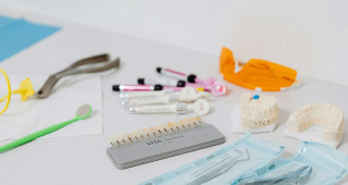 Instruments for dentures lie on a table. The dental practice “Zahnlounge” offers dentures in Zurich-Enge.