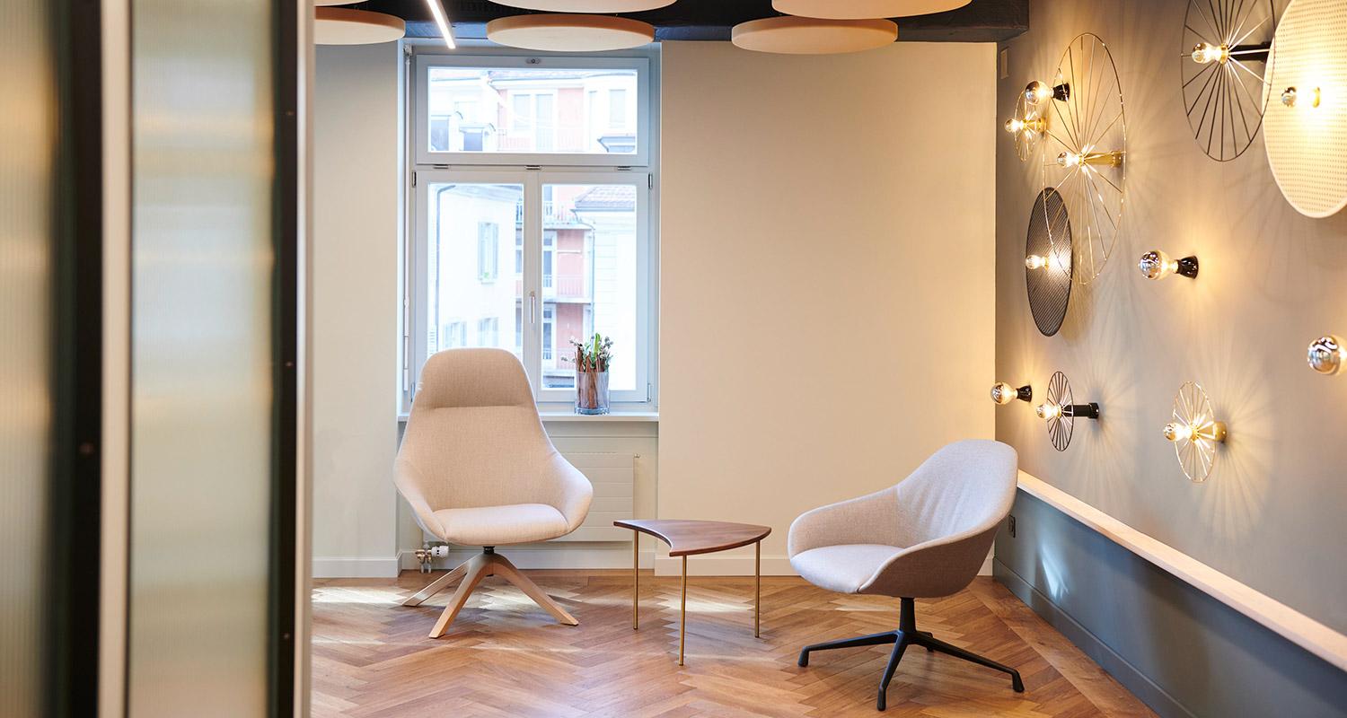 Wartebereich mit zwei Stühlen und einem Tisch bei Zahnarzt Zürich Dr. med. dent. Cornelia Katumba in der Zahnlounge Zürich-Enge